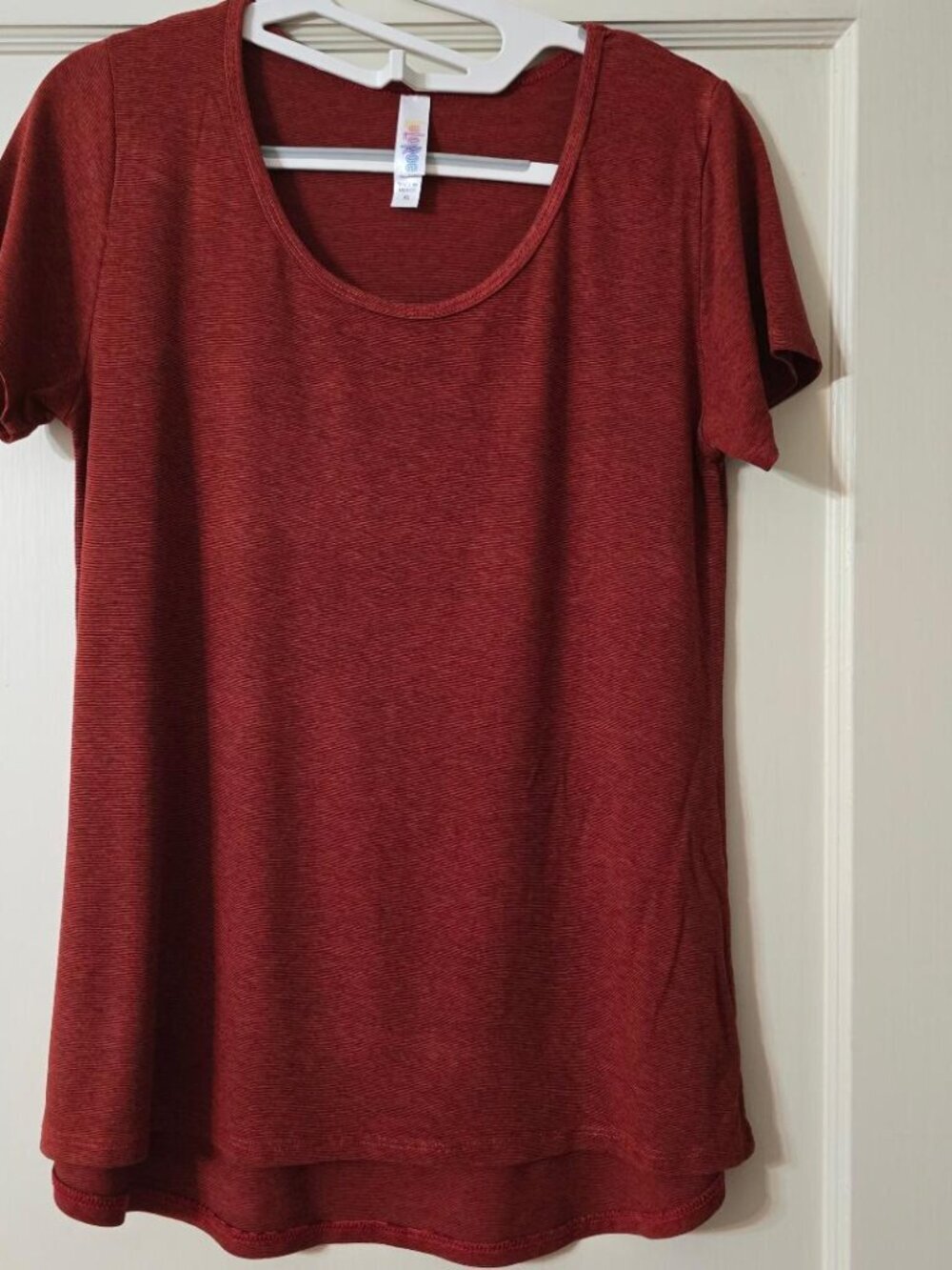 XS LuLaRoe classic T-shirt Top Blouse Heathered Stretch Pattern in Burgandy Red